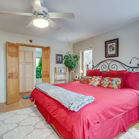 Serene Getaway With Hot Tub And Fireplace! Holiday home