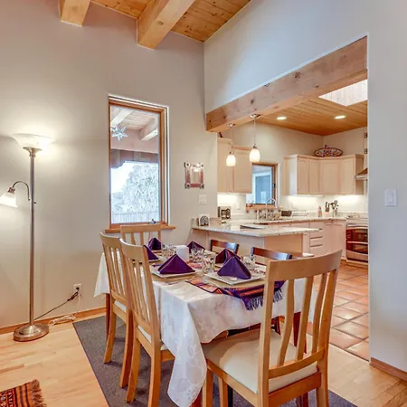 Serene Getaway With Hot Tub And Fireplace! Holiday home